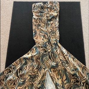 Elegant and long animal print dress.